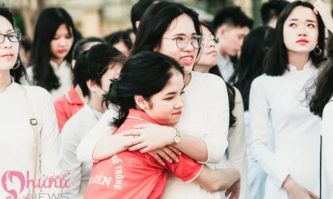 Những giọt nước mắt lăn dài trong lễ bế giảng trường THPT Kim Liên